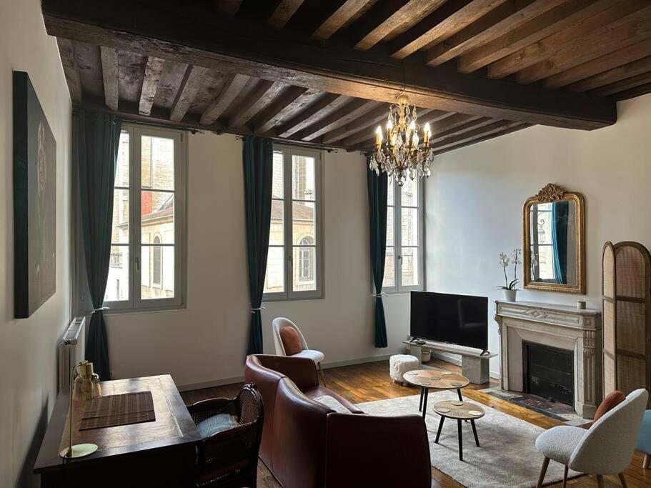 Au Roi Lion, Place Saint Michel Apartment